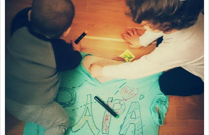 Mis hijos con 1 y 3 años dibujando una camiseta con la leyenda PAPÁ con rotuladores para textil. Uno de los mejores regalos del día del padre.