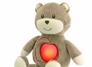 oso de peluche con un corazon rojo luminoso en el pecho