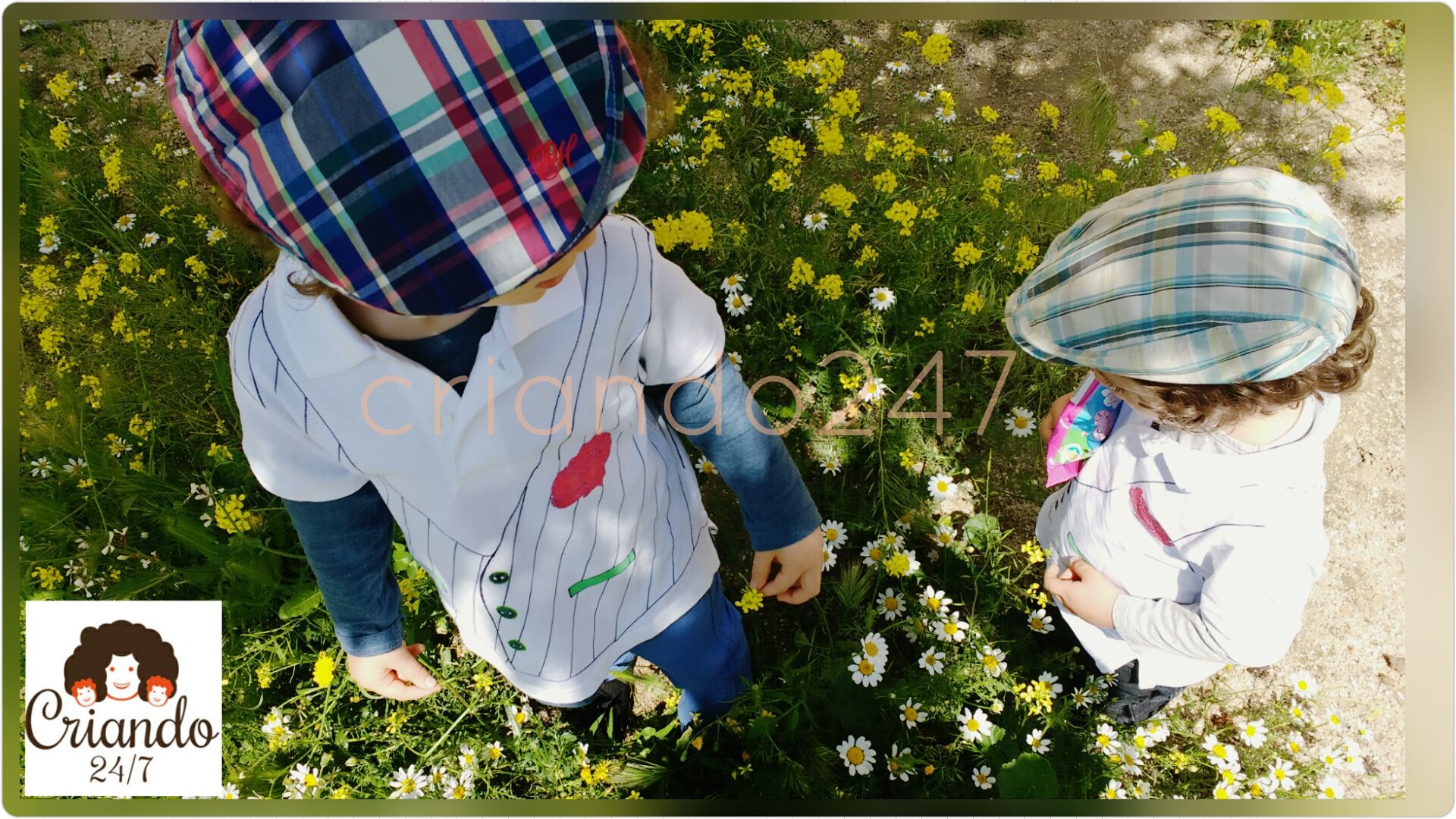 Foto desde arriba de mis hijos con 2 y 4 años, disfrazados de chulapos, en un jardín lleno de margaritas