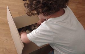 mi hijo de 2 años abriendo una caja de cartón