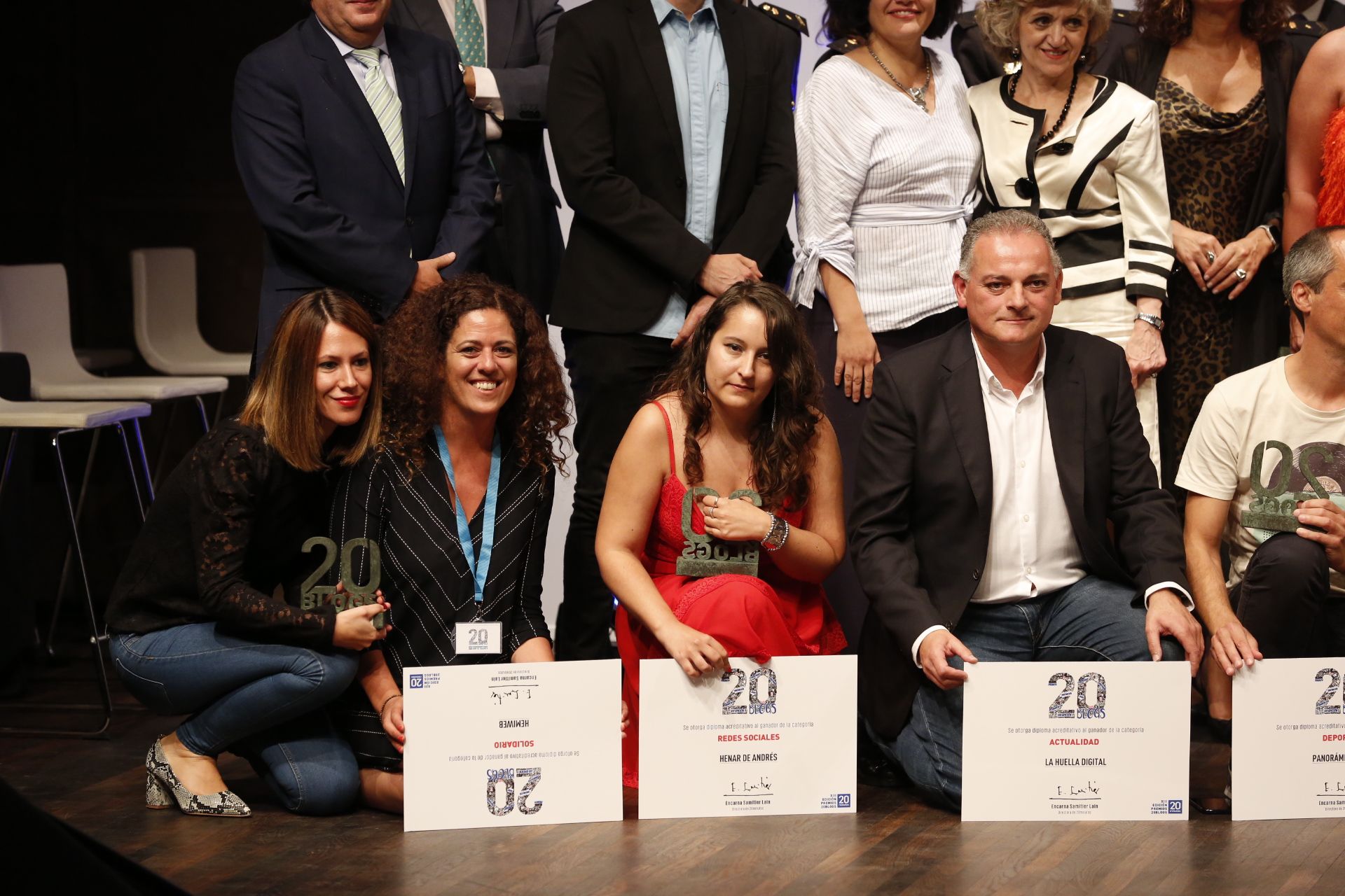 Rocío Palomo y Criando 24/7 representando a Hemiweb junto a resto de los galardonados de los Premios 20 blogs 2019