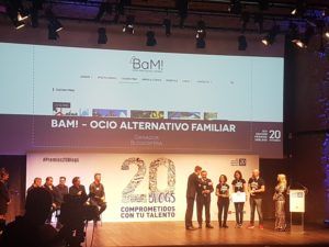 El equipo de BAM! Ocio alternativo familiar recibiendo el premio 20 blogs en la categoría Blogosfera.