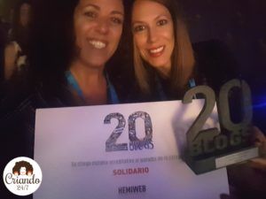 La Dra. Rocío Palomo y Criando 24/7 con el Premio al mejor blog solidario recibido por Hemiweb en los Premios 20 Blogs