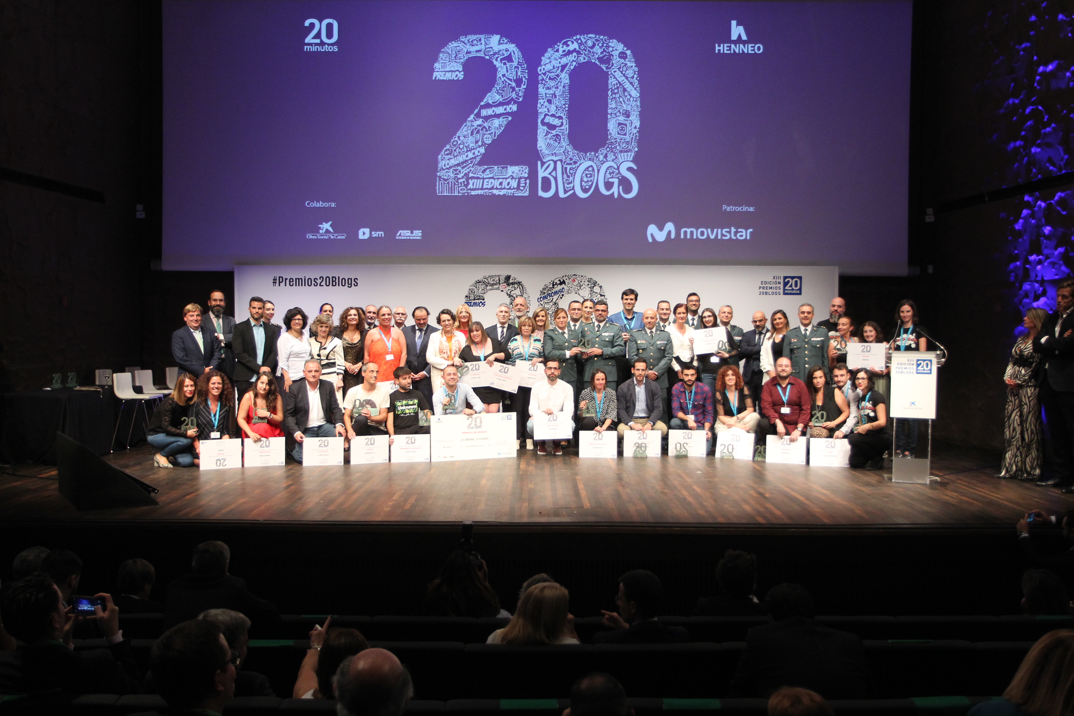 Rocío Palomo y Criando 24/7 representando a Hemiweb junto al resto de los galardonados de los Premios 20 blogs 2019 . Foto de Jorge París