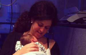Mi hijo sobre mi pecho, recién nacido, mientras estaba ingresado en la UCIN.