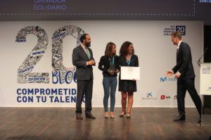 Rocío Palomo y yo en el escenario de los Premios 20 blogs junto a los presentadores de la gala.