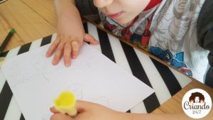 mi hijo de 8 años dibujando sobre un folio blanco. logo de criando 24/7