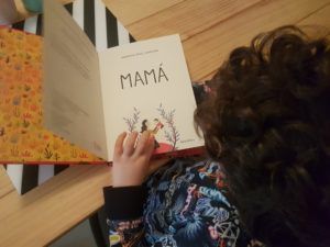 Mi hijo de 6 años leyendo una página del libro Mamá