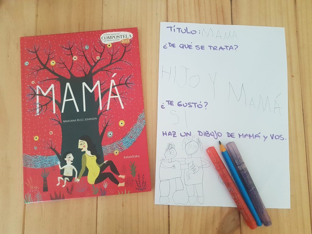 El álbum ilustrado Mamá al lado de una ficha que hizo mi hijo de 6 años con el título, si le gustó y un dibujo de él conmigo