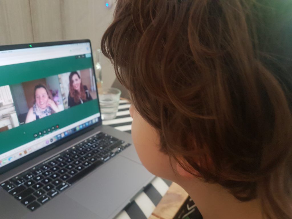 Mi hijo de 8 años en sesión online con sus terapeutas del Centro Iria Marta e Irene.