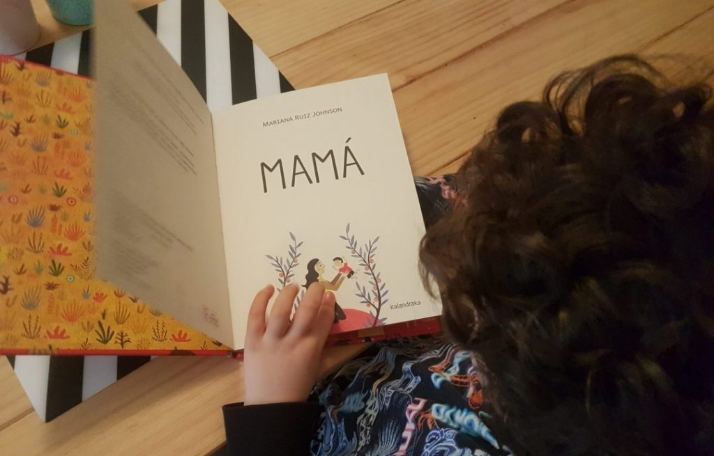 Mi hijo de 6 años leyendo el libro Mamá