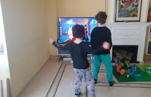 mis hijos bailando con Just dance de Nintendo Switch