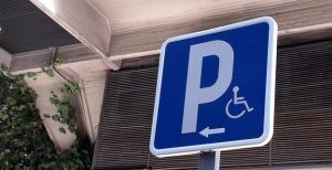 señal de plaza de aparcamiento reservada para personas con movilidad reducida