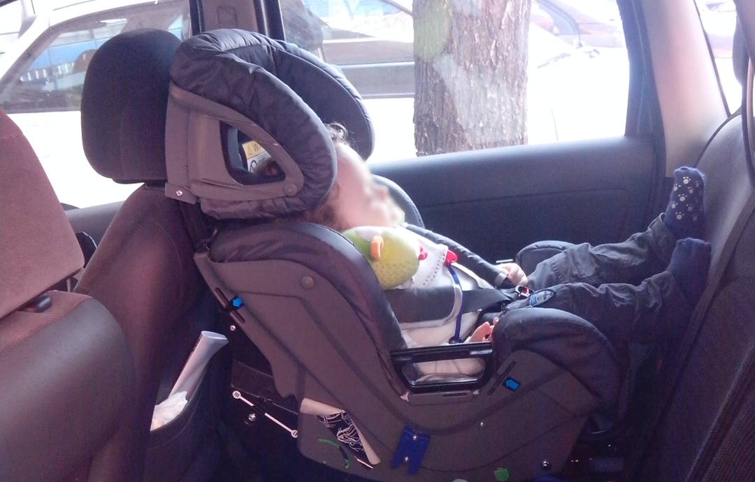 mi hijo en una silla a contramarcha durmiendo en el coche
