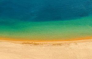 playa teresitas en tenerife, arena fina amarilla y mar de tonos verdes y azulados