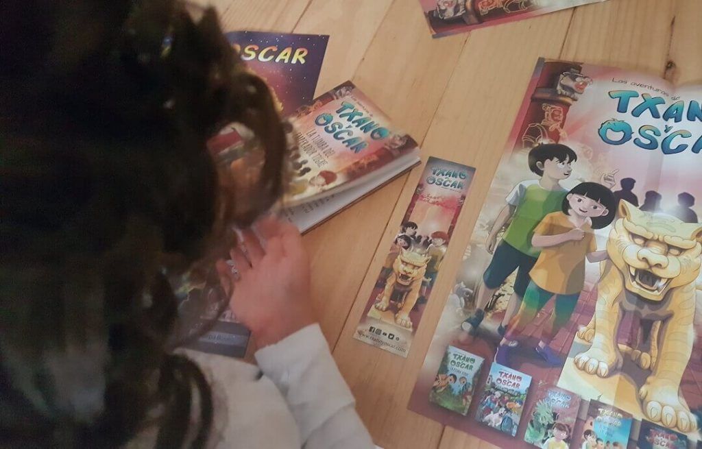 mi hijo de 6 años mirando el libro de Txano y Óscar