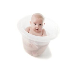 bebé dentro de una bañera anti colicos tummy tub