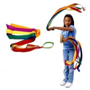 niña agitando cintas de colores con ambas manos