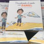 varios libros de Descubriendo el mundo con Daniel. En la portada un niño ilustrado lanzando un avión de papel.