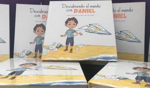 varios libros de Descubriendo el mundo con Daniel. En la portada un niño ilustrado lanzando un avión de papel.