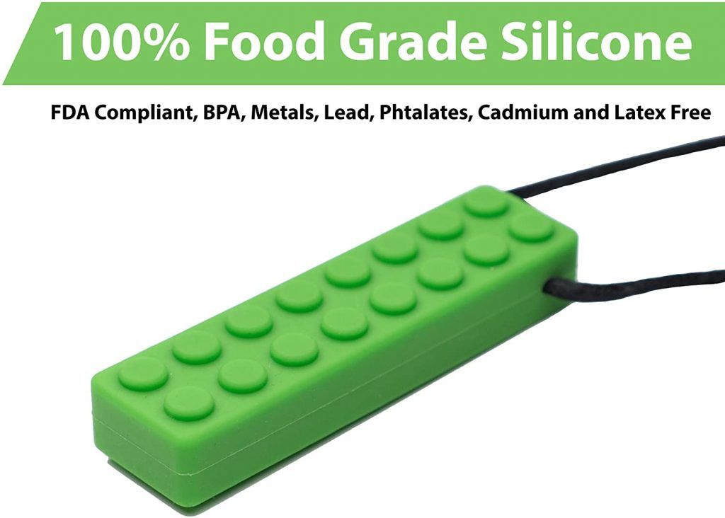 fidget en forma de pieza de lego verde de silicona, con cordon negro para utilizar de collar