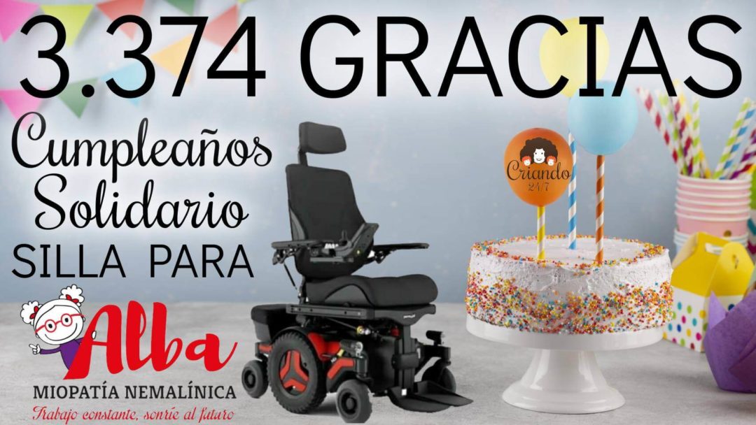 foto de una tarta de cumpleaños con globos y banderines. Texto: 3.374 gracias. cumpleaños solidario. SILLA PARA (logo de Asociación Alba Miopatia Nemalinica). La foto de la silla de ruedas eléctrica. En uno de los globos está el logo de Criando 24/7.
