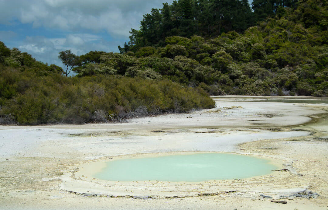 lago termal en Nueva Zelanda