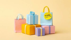bolsas y paquetes de regalo de colores, con un cartel del 33%