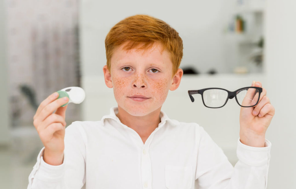 ¿Puede mi hijo llevar lentes de contacto"