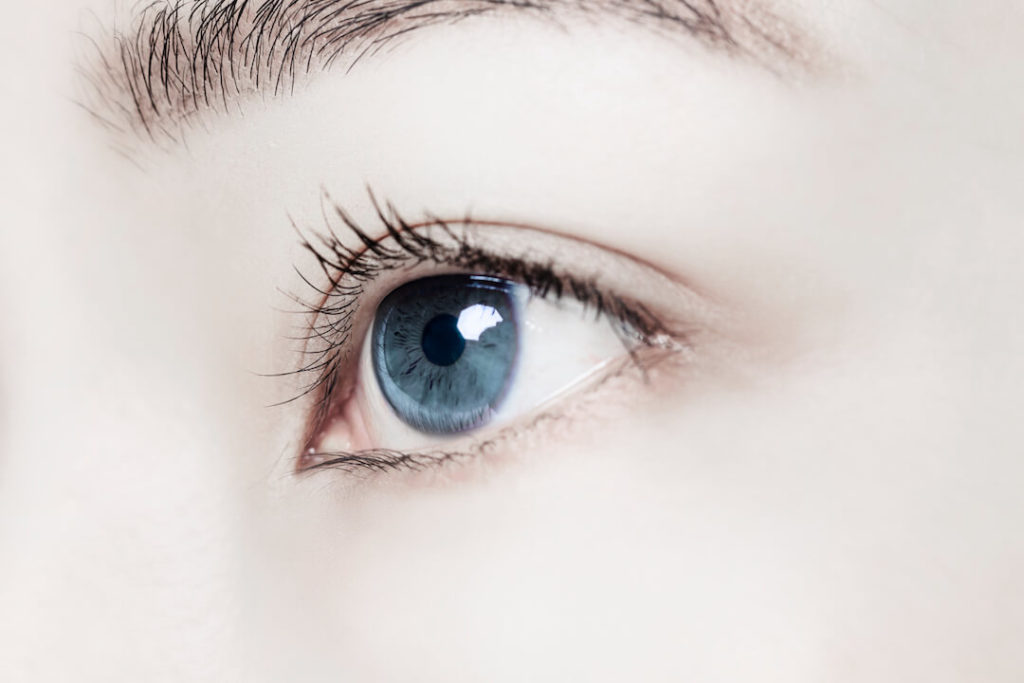 primer plano de un ojo azul con lente de contacto
