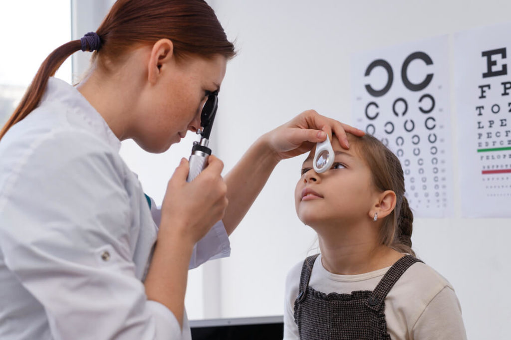 niña en una consulta de oftalomología