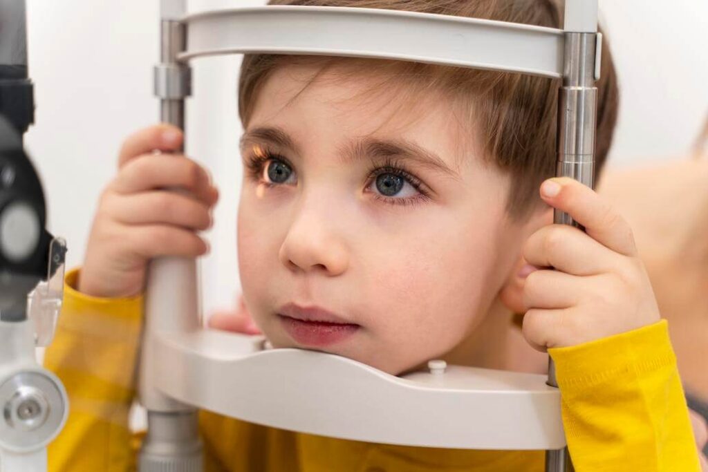 foto de un niño pequeño en pleno examen visual en una optica