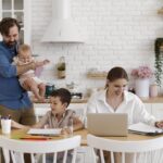 familia de madre, padre, peque y bebe en la cocina