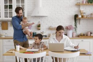 familia de madre, padre, peque y bebe en la cocina