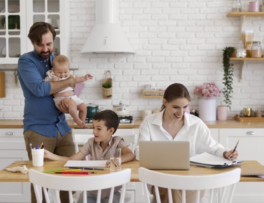 familia de madre, padre, peque y bebe en la cocina