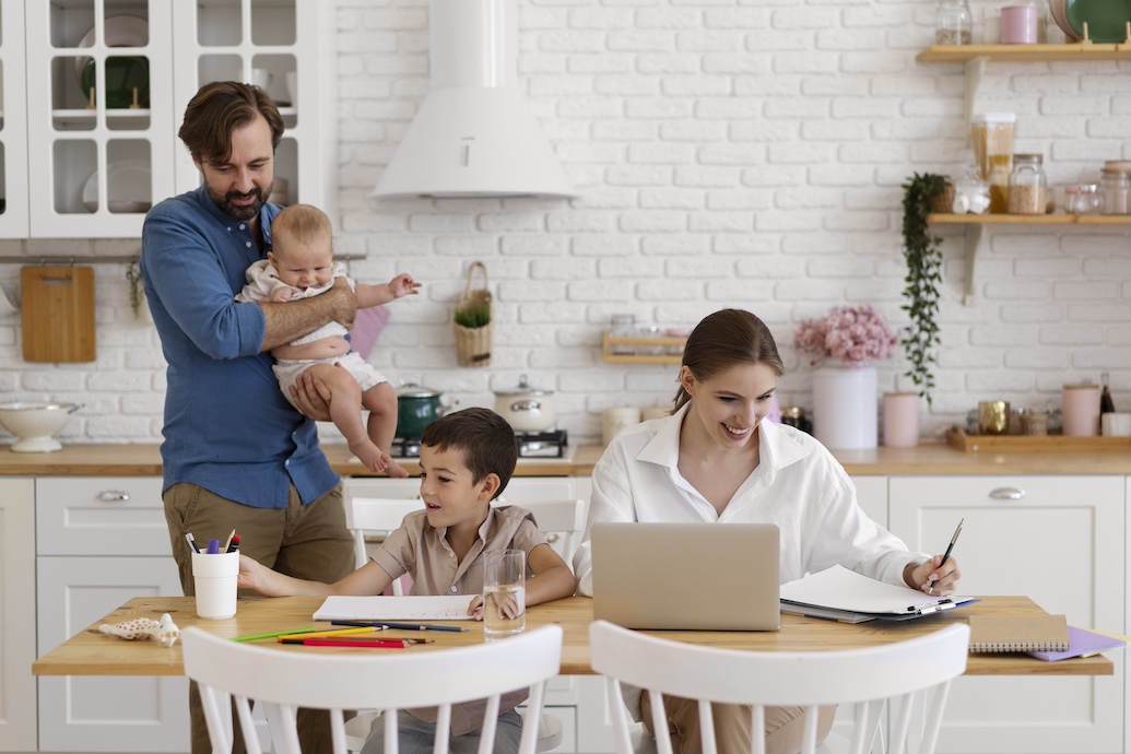 familia de madre, padre, peque y bebe en la cocina